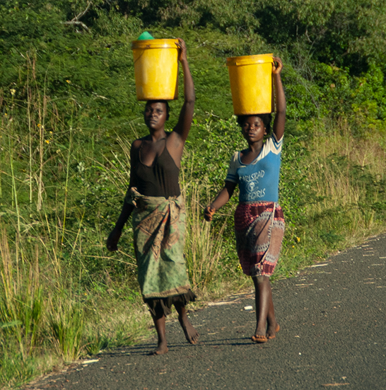 2021 02 05 Sambia Frauen holen Wasser DSC 0609 800KB