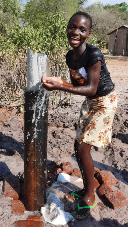 2021 02 17 Mädchen freut sich über Trinkwasser freigestellt