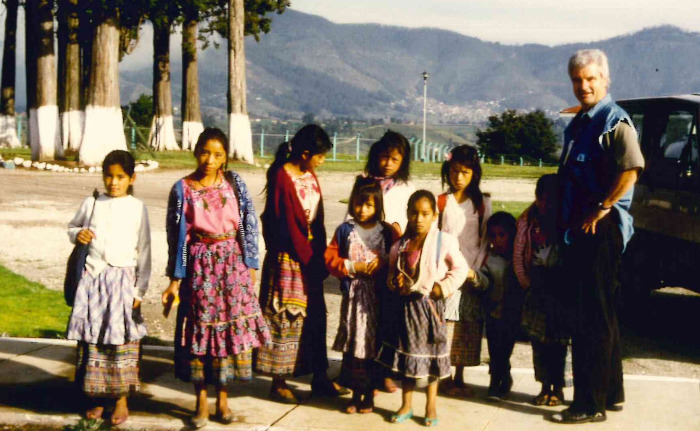 Frank Lehmann bei der Einweihung des Schulgebäudes in Guatemala 1994