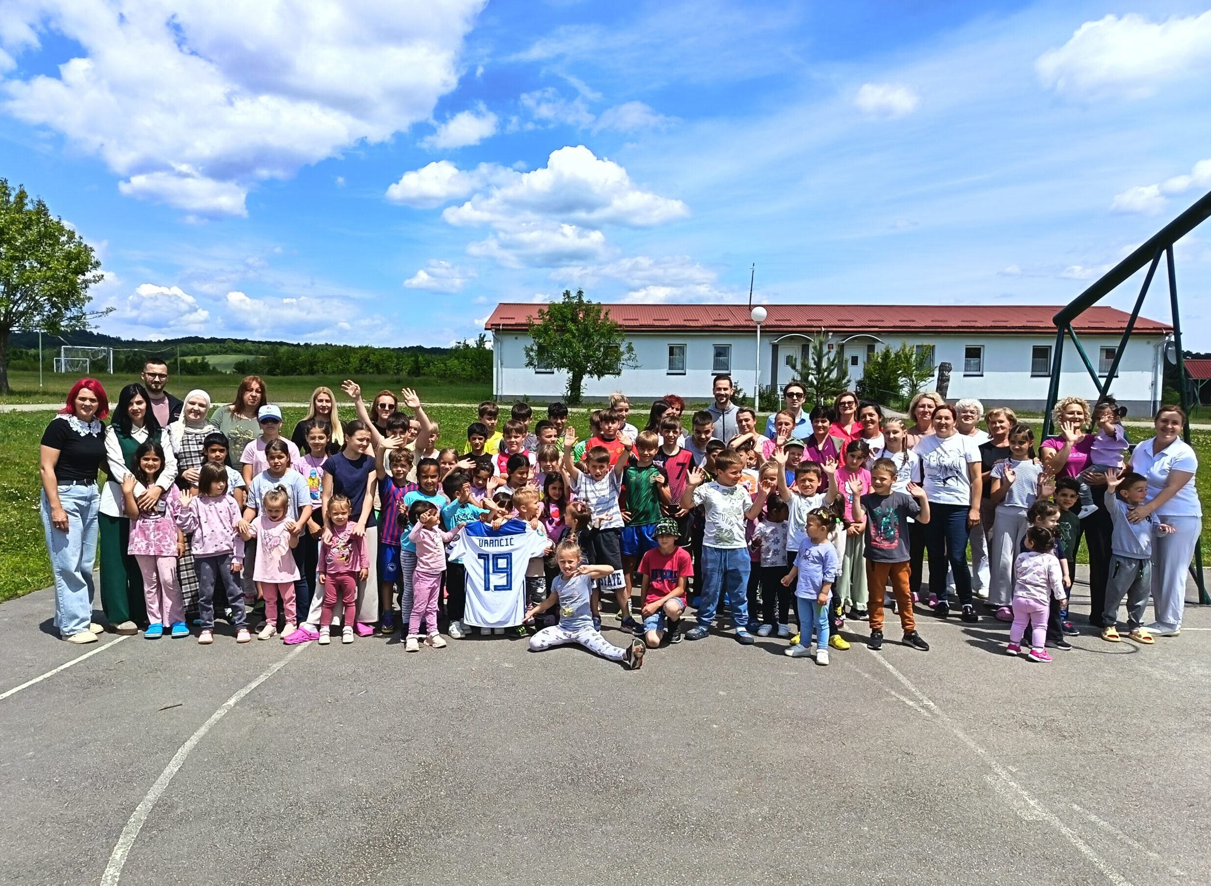Mario Vrančić mit Kindern und Mitarbeitenden aus dem Kinderdorf
